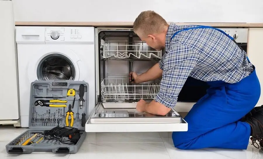 Altındağ Warmhaus servisi teknisyen ekibi beyaz eşya tamiri yaparken